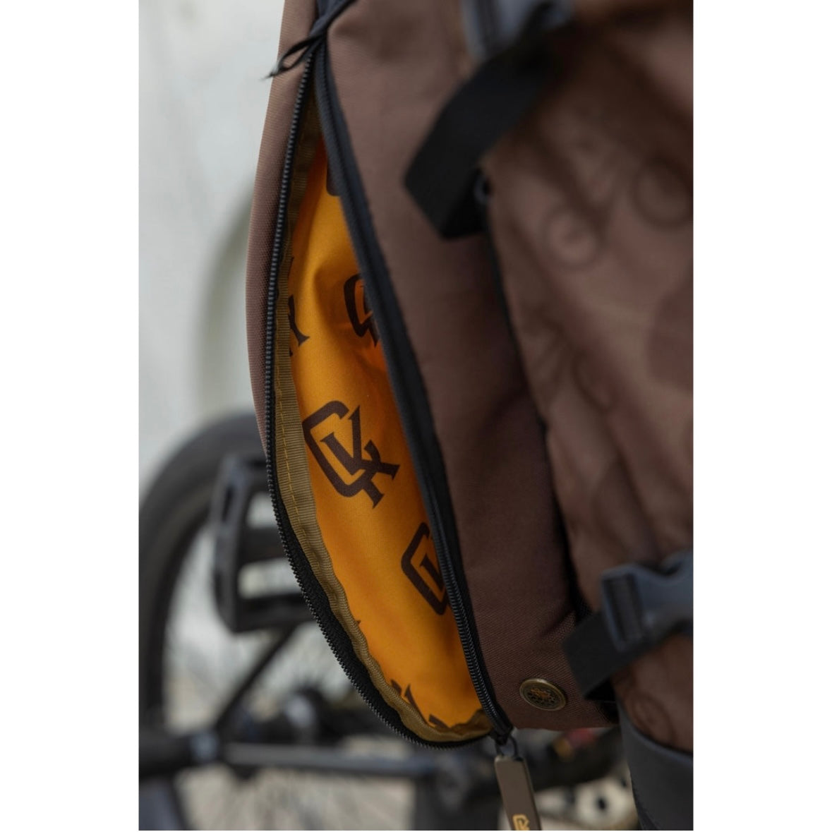 人気海外ブランドアイテム｜ファッション通販 OMEGA The Solepack: x Kerley Chad backapck+ shoe SP-1 ショルダーバッグ