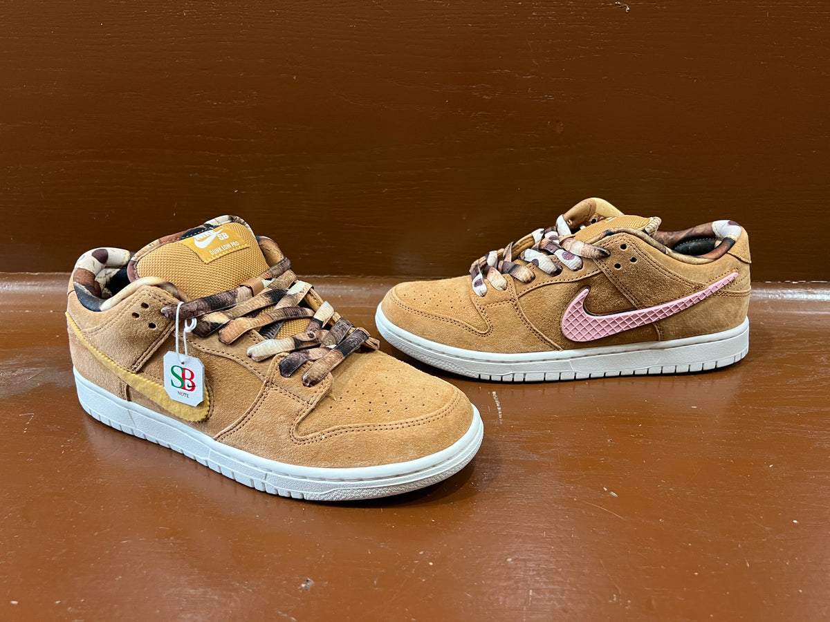 Note Manchester x Nike SB Dunk Low Biscuit Flax and Summit White