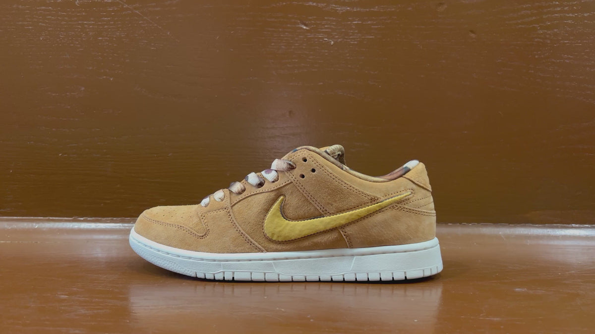 Note Manchester x Nike SB Dunk Low Biscuit Flax and Summit White