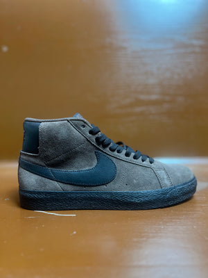 
                  
                    Nike SB Zoom Blazer Mid
                  
                