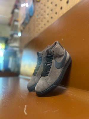 
                  
                    Nike SB Zoom Blazer Mid
                  
                