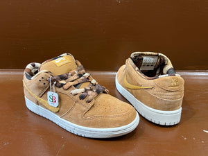 Note Manchester x Nike SB Dunk Low Biscuit Flax and Summit White